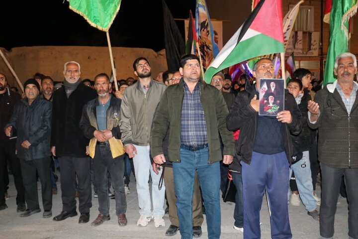 تصاویر/اجتماع شبانه مردم ولایی و انقلابی کارچان در دفاع از ایران و بیعت با رهبر انقلاب
