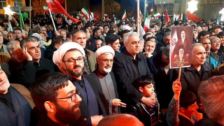 تصاویر/ تجمع حمایتی مردم شهرستان شاهین دژ در شب چهلم قائد اعظم شهید امام خامنه‌ای