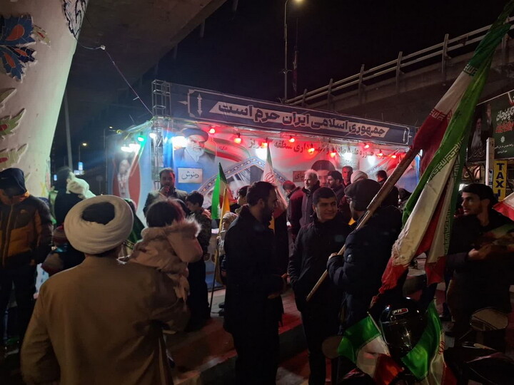 تصاویر / برپایی موکب مدرسه علمیه صادقیه تبریز در کنار حماسه آفرینی های مردم