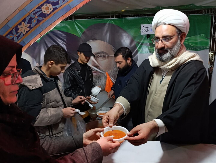 تصاویر / برپایی موکب مدرسه علمیه صادقیه تبریز در کنار حماسه آفرینی های مردم
