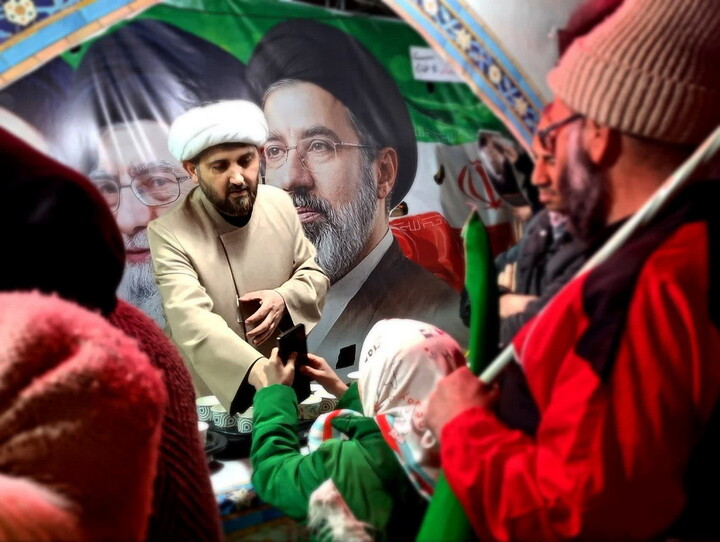 تصاویر / برپایی موکب مدرسه علمیه صادقیه تبریز در کنار حماسه آفرینی های مردم