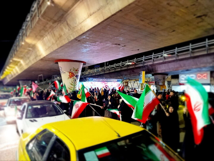 تصاویر / برپایی موکب مدرسه علمیه صادقیه تبریز در کنار حماسه آفرینی های مردم