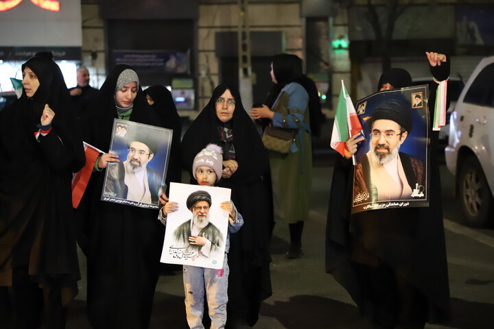 تصاویر / برپایی موکب مدرسه علمیه صادقیه تبریز در کنار حماسه آفرینی های مردم