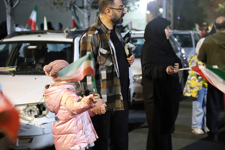 تصاویر / برپایی موکب مدرسه علمیه صادقیه تبریز در کنار حماسه آفرینی های مردم