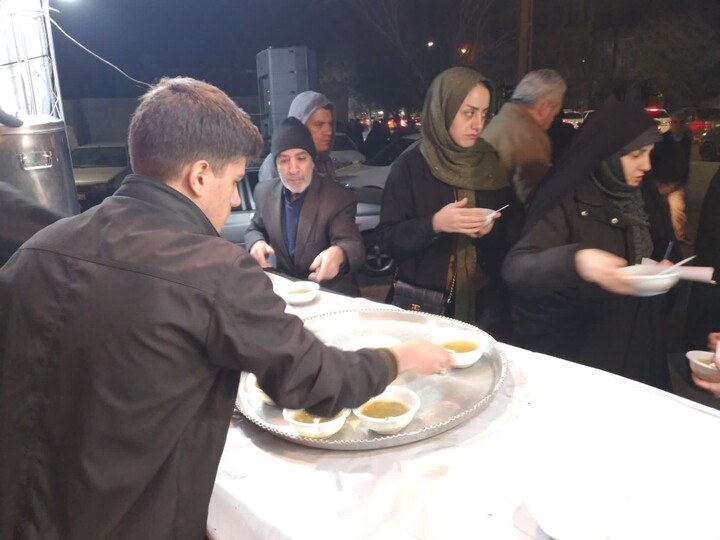 تصاویر / برپایی موکب مدرسه علمیه امیرالمومنین(ع) تبریز در کنار حماسه آفرینی های مردم