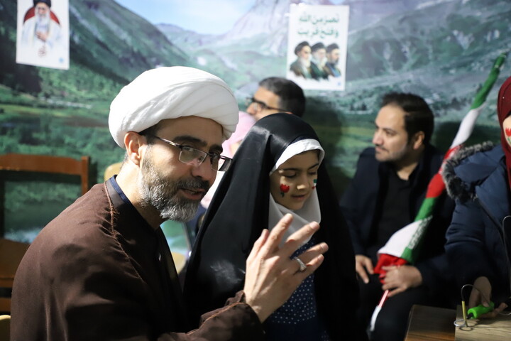 تصاویر / برپایی موکب مشاوره رضوانه در میدان ساعت تبریز همزمان با جنگ رمضان