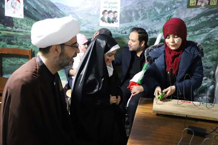 تصاویر / برپایی موکب مشاوره رضوانه در میدان ساعت تبریز همزمان با جنگ رمضان