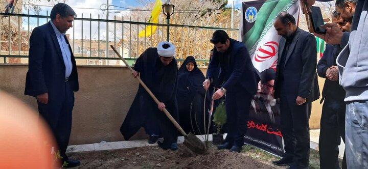 تصاویر/کاشت ۱۳هزار و پانصد اصله نهال بمناسبت چهلمین روز شهادت قائد امت در اراک