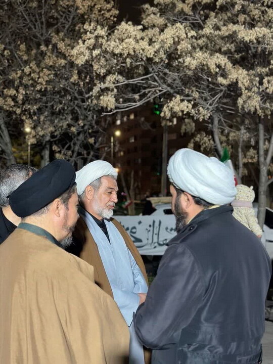 تصاویر / برپایی موکب گروه جهادی معین الضعفا تبریز در کنار حماسه آفرینی های مردم