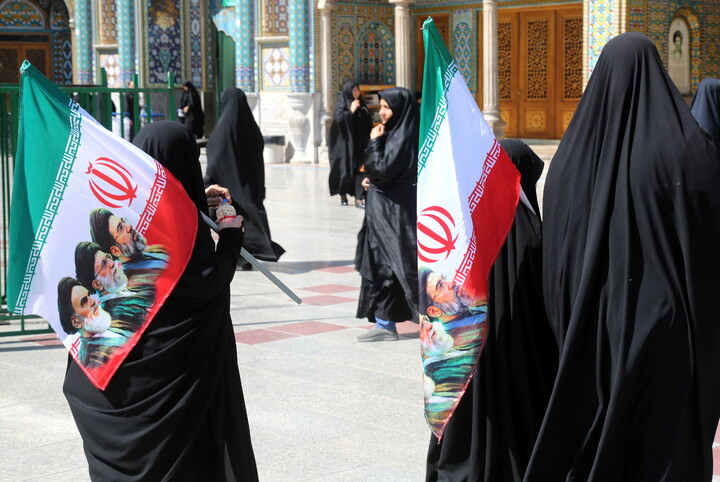 تصاویر/ ادای احترام و اهدای گل در یادمان امام شهید امّت در حرم مطهر حضرت فاطمه معصومه (سلام الله علیها)