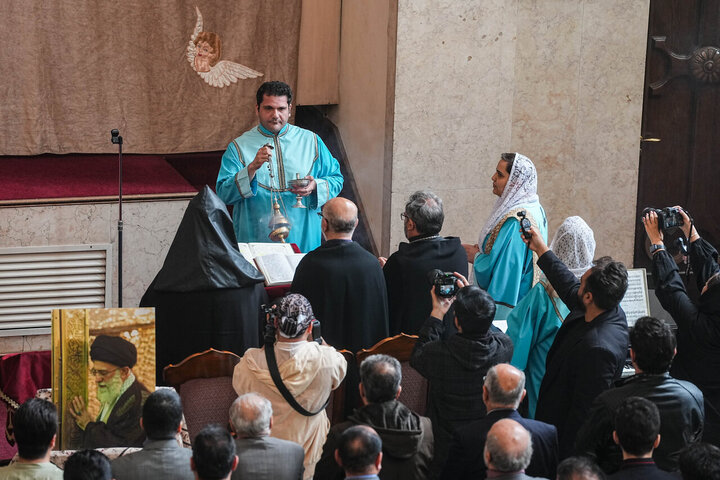 تصاویر/ مراسم چهلمین روز شهادت رهبر انقلاب در کلیسای سرکیس مقدس تهران