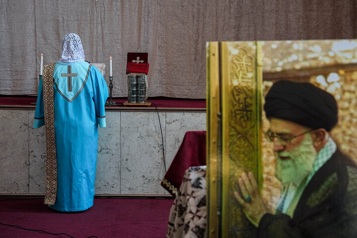 تصاویر/ مراسم چهلمین روز شهادت رهبر انقلاب در کلیسای سرکیس مقدس تهران