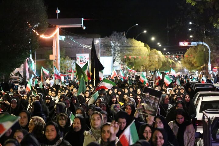 تصاویر / مراسم  تشییع پیکر شهیده حنانه علیزاده از شهدای جنگ رمضان در شهرستان بویین زهرا
