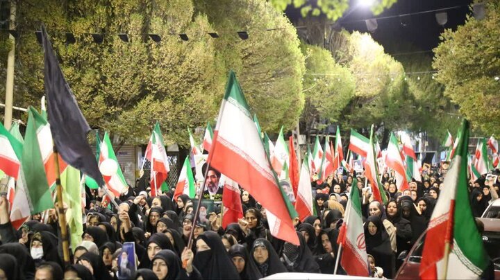 تصاویر / مراسم  تشییع پیکر شهیده حنانه علیزاده از شهدای جنگ رمضان در شهرستان بویین زهرا