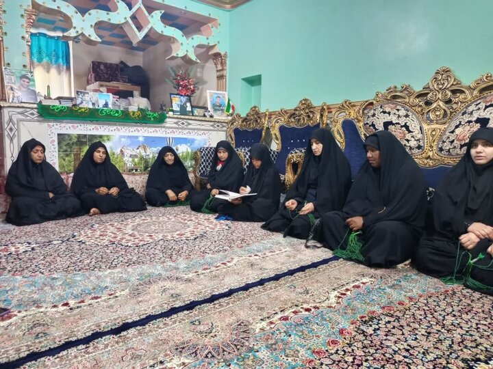 تصاویر/ دیدار مدیر، کادر و جمعی از طلاب مدرسه علمیه کوثر(س) قلعه گنج با خانواده پاسدار شهید مهران خردمند