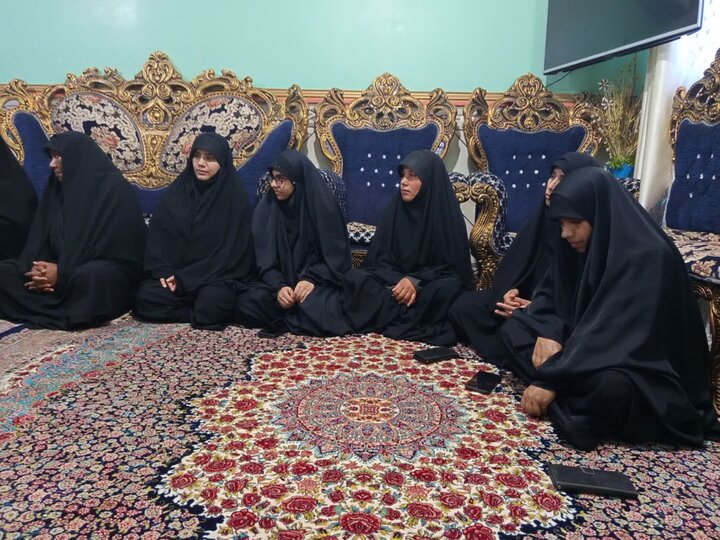 تصاویر/ دیدار مدیر، کادر و جمعی از طلاب مدرسه علمیه کوثر(س) قلعه گنج با خانواده پاسدار شهید مهران خردمند