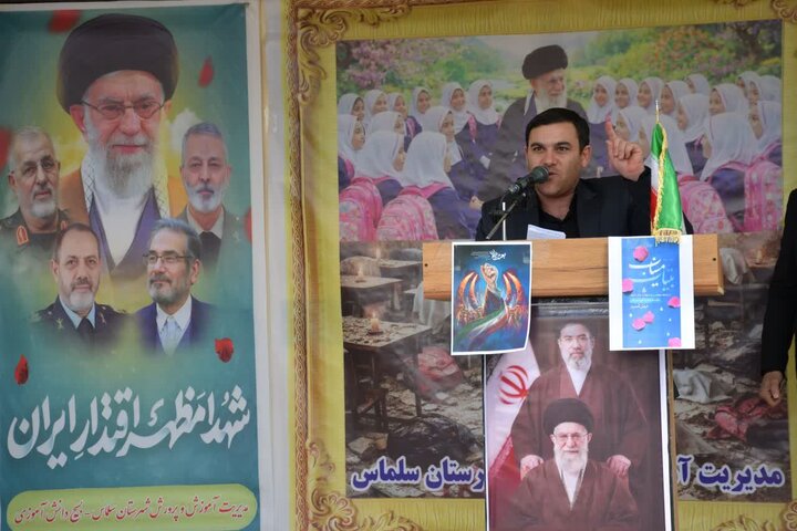 تصاویر/ مراسم گرامیداشت چهلمین روز شهادت دانش آموزان مدرسه شجره طیبه میناب در شهرستان سلماس