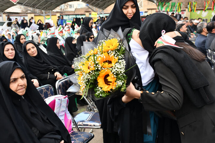 تصاویر/ مراسم گرامیداشت چهلمین روز شهادت دانش آموزان مدرسه شجره طیبه میناب در شهرستان سلماس