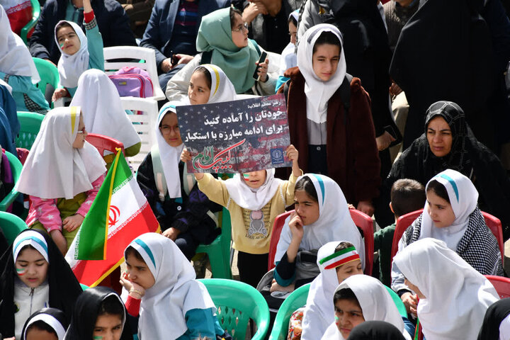 تصاویر/ مراسم گرامیداشت چهلمین روز شهادت دانش آموزان مدرسه شجره طیبه میناب در شهرستان سلماس
