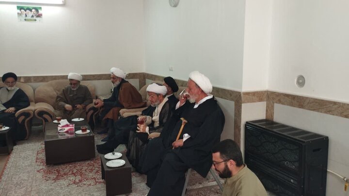 تصاویر/ دیدار کارکنان مدرسه علمیه آیت‌الله یثربی (ره) کاشان با خانواده‌های شهید شکاری‌پور و مرحوم حجت‌الاسلام باغستانی