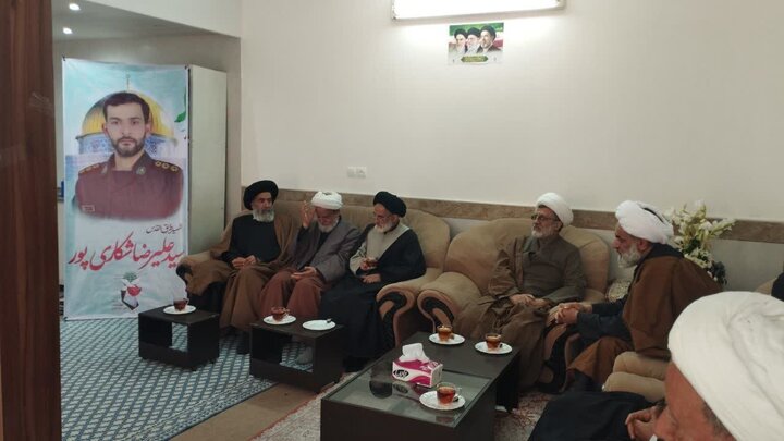 تصاویر/ دیدار کارکنان مدرسه علمیه آیت‌الله یثربی (ره) کاشان با خانواده‌های شهید شکاری‌پور و مرحوم حجت‌الاسلام باغستانی