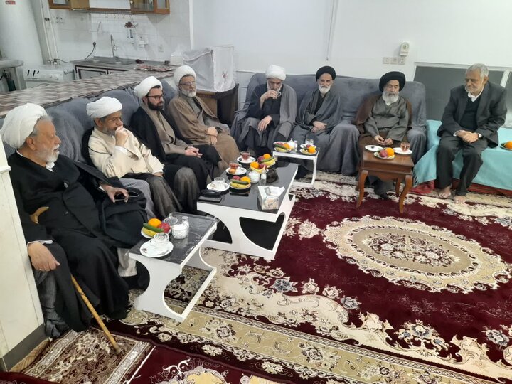 تصاویر/ دیدار کارکنان مدرسه علمیه آیت‌الله یثربی (ره) کاشان با خانواده‌های شهید شکاری‌پور و مرحوم حجت‌الاسلام باغستانی