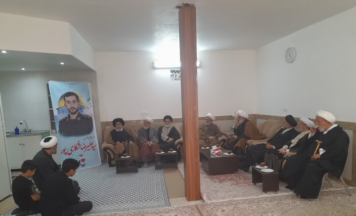 تصاویر/ دیدار کارکنان مدرسه علمیه آیت‌الله یثربی (ره) کاشان با خانواده‌های شهید شکاری‌پور و مرحوم حجت‌الاسلام باغستانی