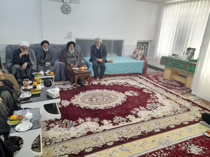 تصاویر/ دیدار کارکنان مدرسه علمیه آیت‌الله یثربی (ره) کاشان با خانواده‌های شهید شکاری‌پور و مرحوم حجت‌الاسلام باغستانی