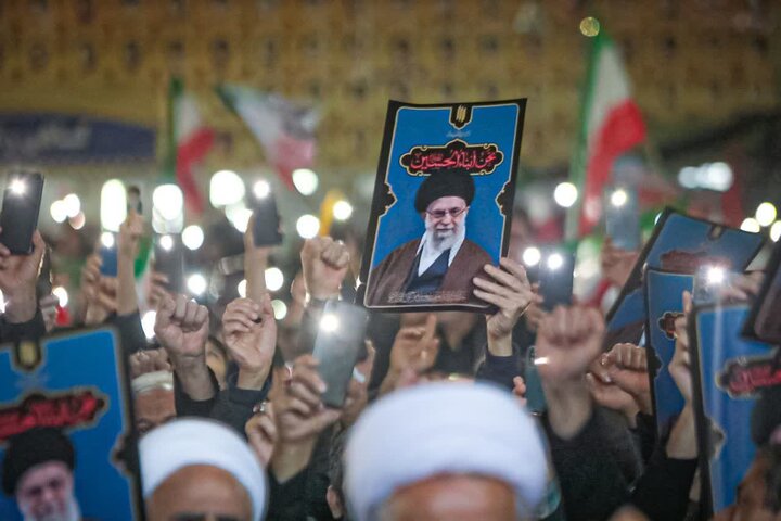تصاویر / مصلای بزرگ بابل، میزبان مردم عزادار اربعین شهادت امام خامنه ای (قدس سره) و شهدای رمضان