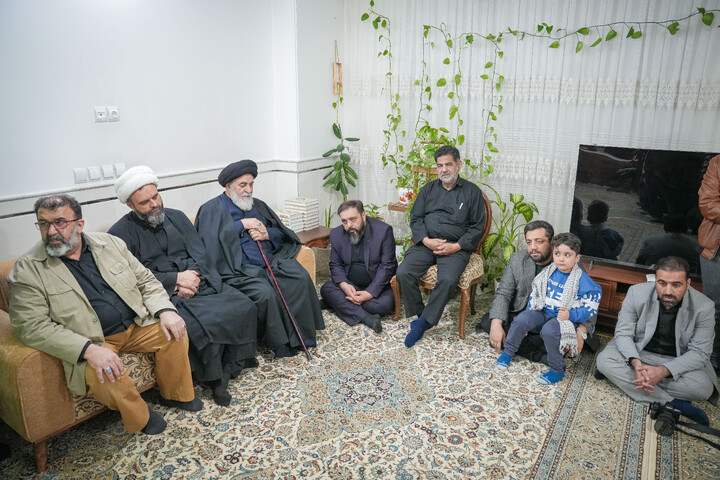تصاویر/ دیدار و تکریم خانواده شهیدان احمدیان فردویی و احمدیان مقدم با حضور خادمان مسجد مقدس جمکران