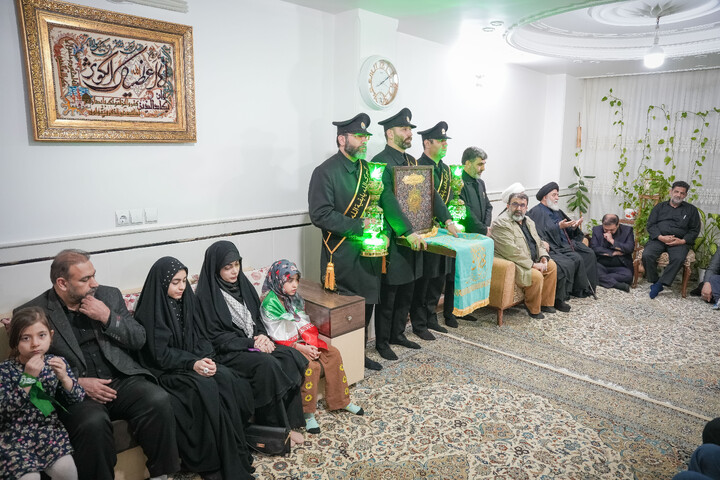 تصاویر/ دیدار و تکریم خانواده شهیدان احمدیان فردویی و احمدیان مقدم با حضور خادمان مسجد مقدس جمکران