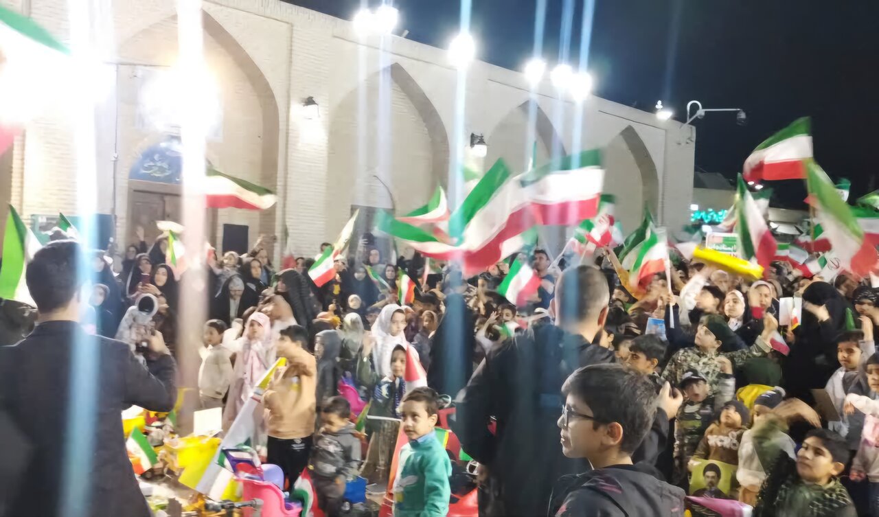 برگزاری کاروان خودرویی کودکانه «یادبود شهدای میناب و رهبر شهید» در یزد +تصاویر