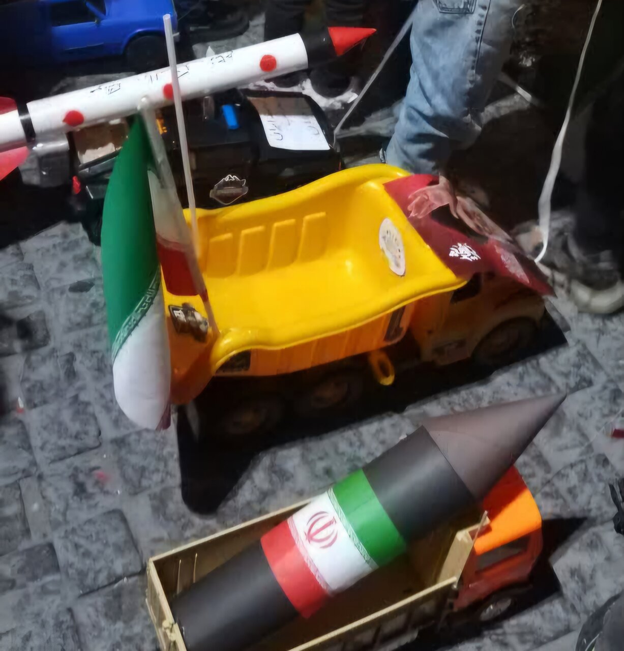 برگزاری کاروان خودرویی کودکانه «یادبود شهدای میناب و رهبر شهید» در یزد +تصاویر