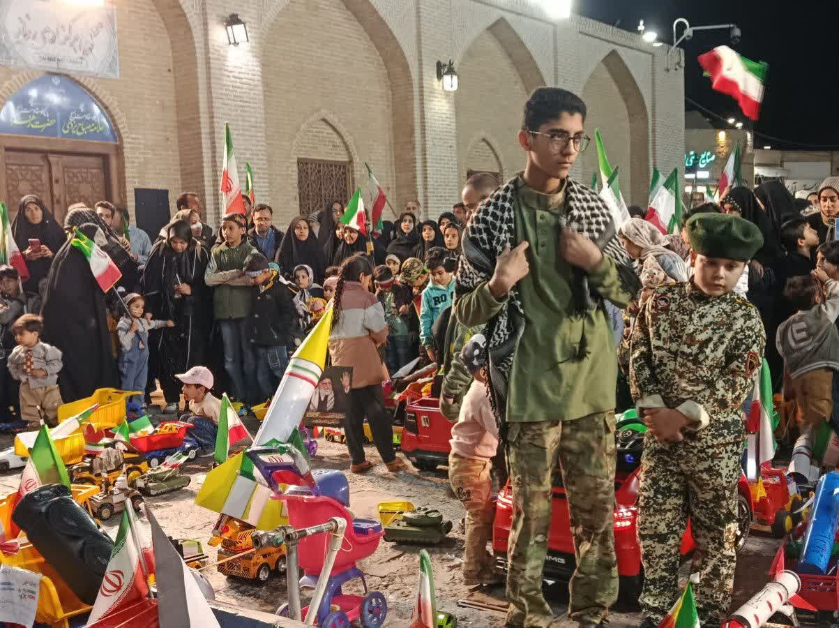 برگزاری کاروان خودرویی کودکانه «یادبود شهدای میناب و رهبر شهید» در یزد +تصاویر