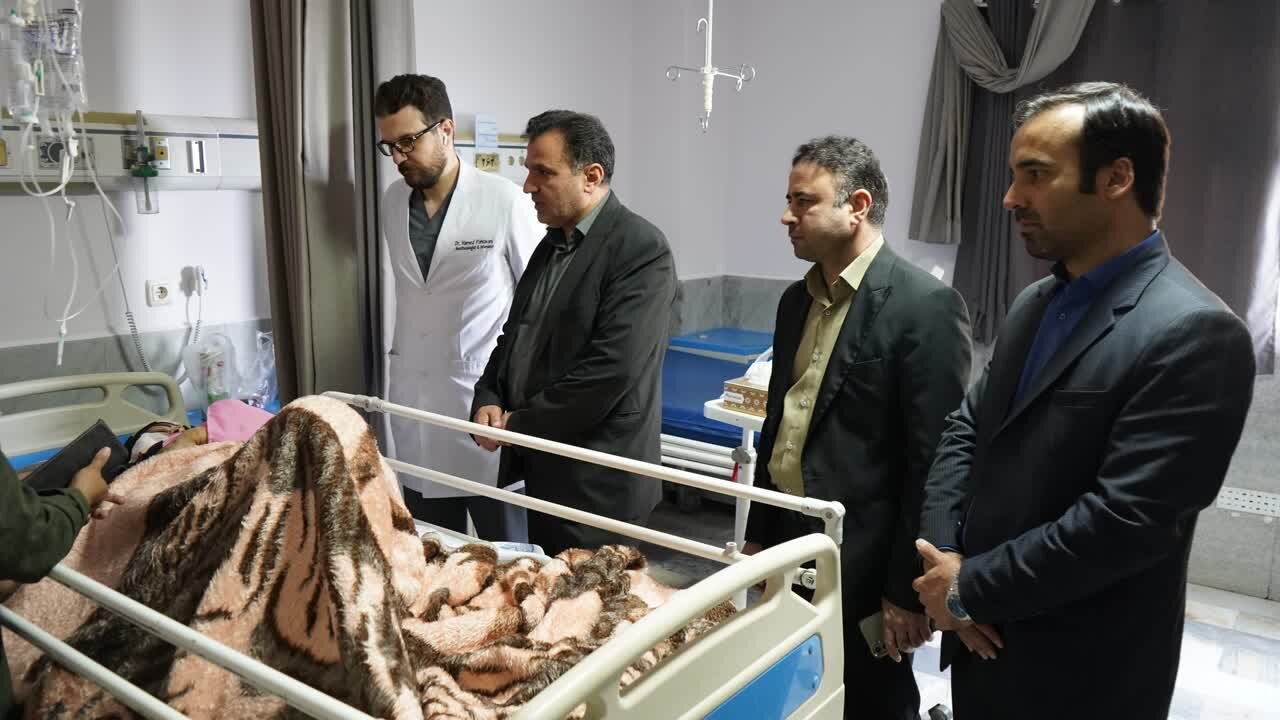 عیادت فرماندار کاشان از مجروحان حادثه تجاوز دشمن صهیونی آمریکایی