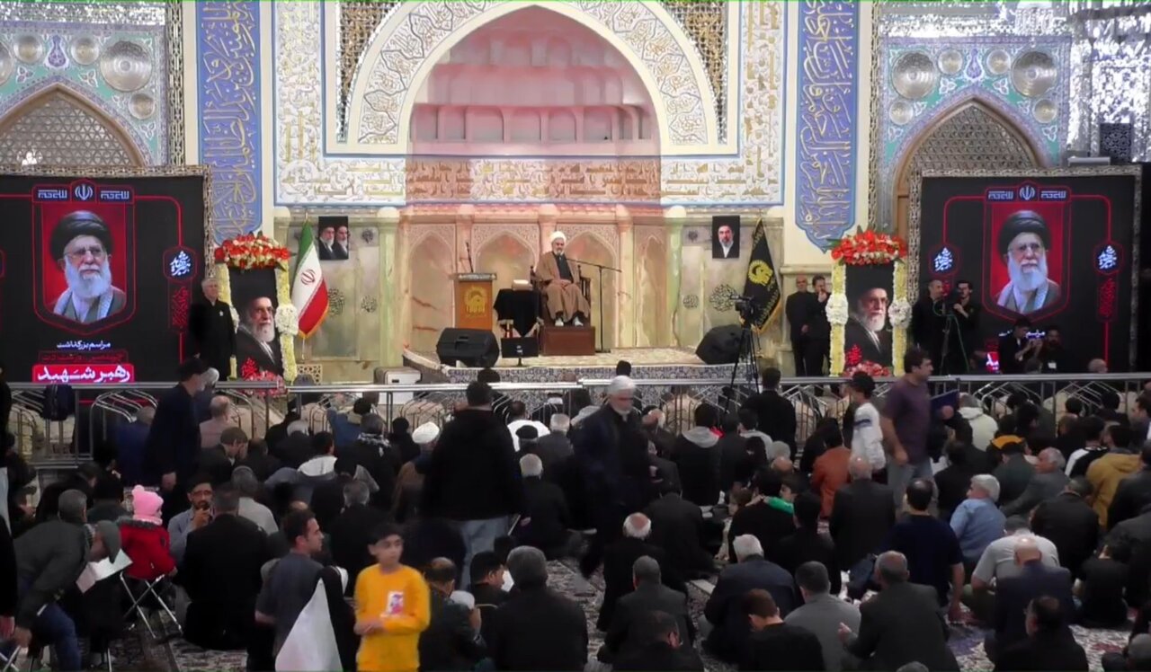 مراسم بزرگداشت رهبر شهید در حرم مطهر رضوی