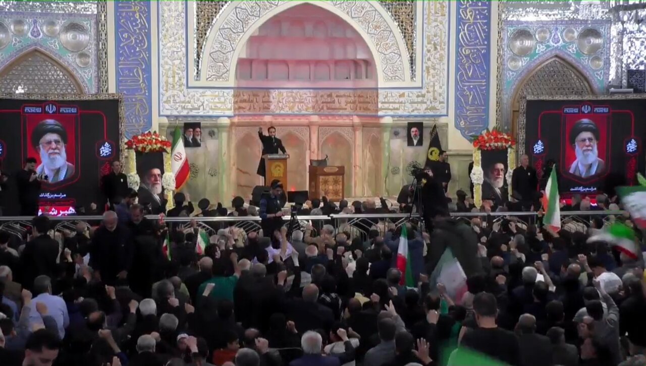 مراسم بزرگداشت رهبر شهید در حرم مطهر رضوی