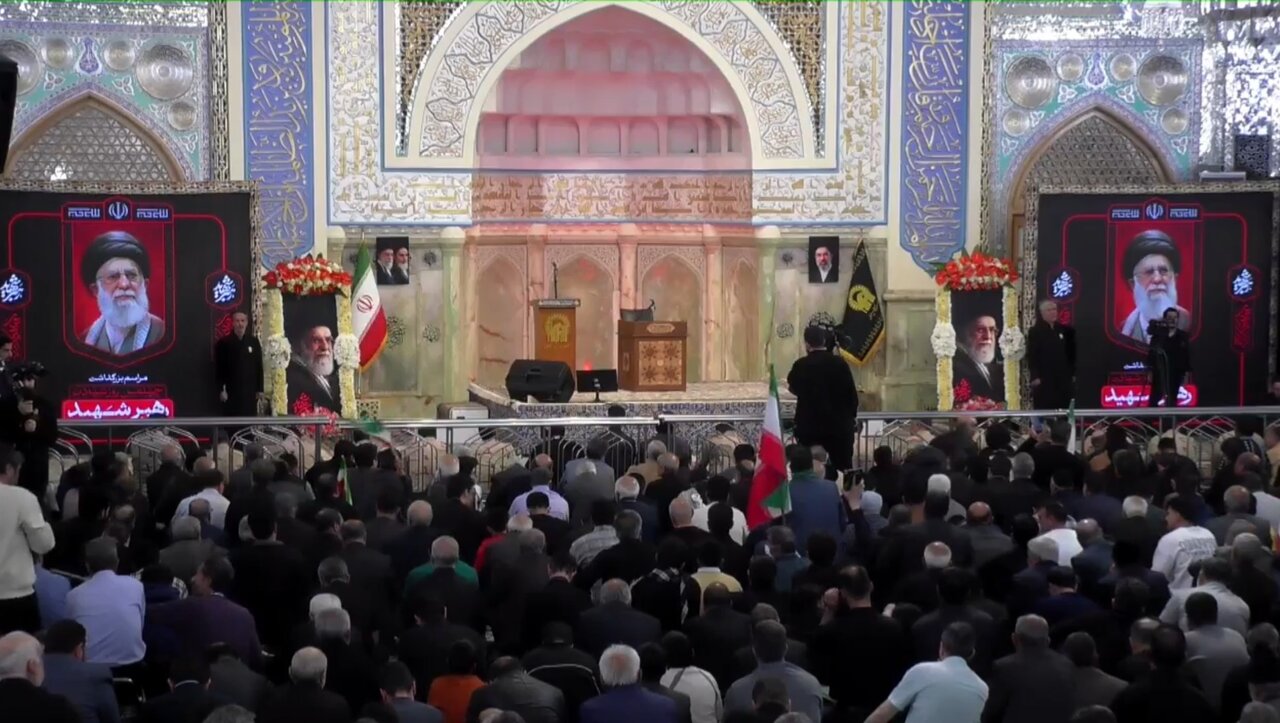 مراسم بزرگداشت رهبر شهید در حرم مطهر رضوی