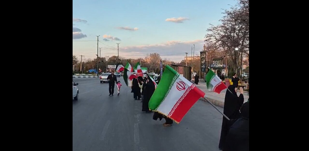 فیلم| پرچم گردانی توسط بانوان اراکی به نیابت از شهید پاکپور