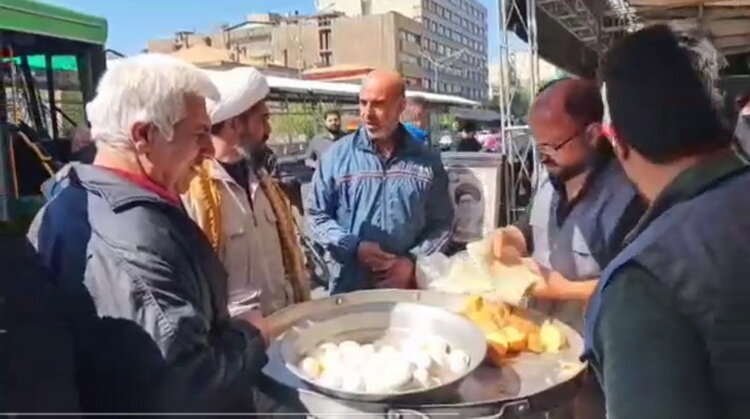 فیلم | برپایی موکب گروه جهادی امیرالمومنین علی(ع) کاشان همزمان با اربعین شهادت امام امت در تهران