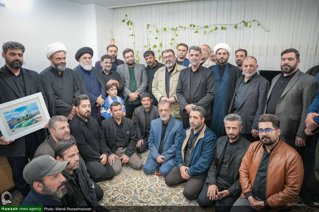 تصاویر/ دیدار و تکریم خانواده شهیدان احمدیان فردویی و احمدیان مقدم با حضور خادمان مسجد مقدس جمکران