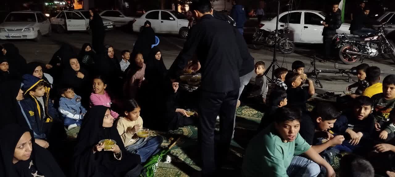 میزبانی جهادی حوزویان بافق از مردم در بیست‌ویكمین شب موکب «رهبر شهیدم»