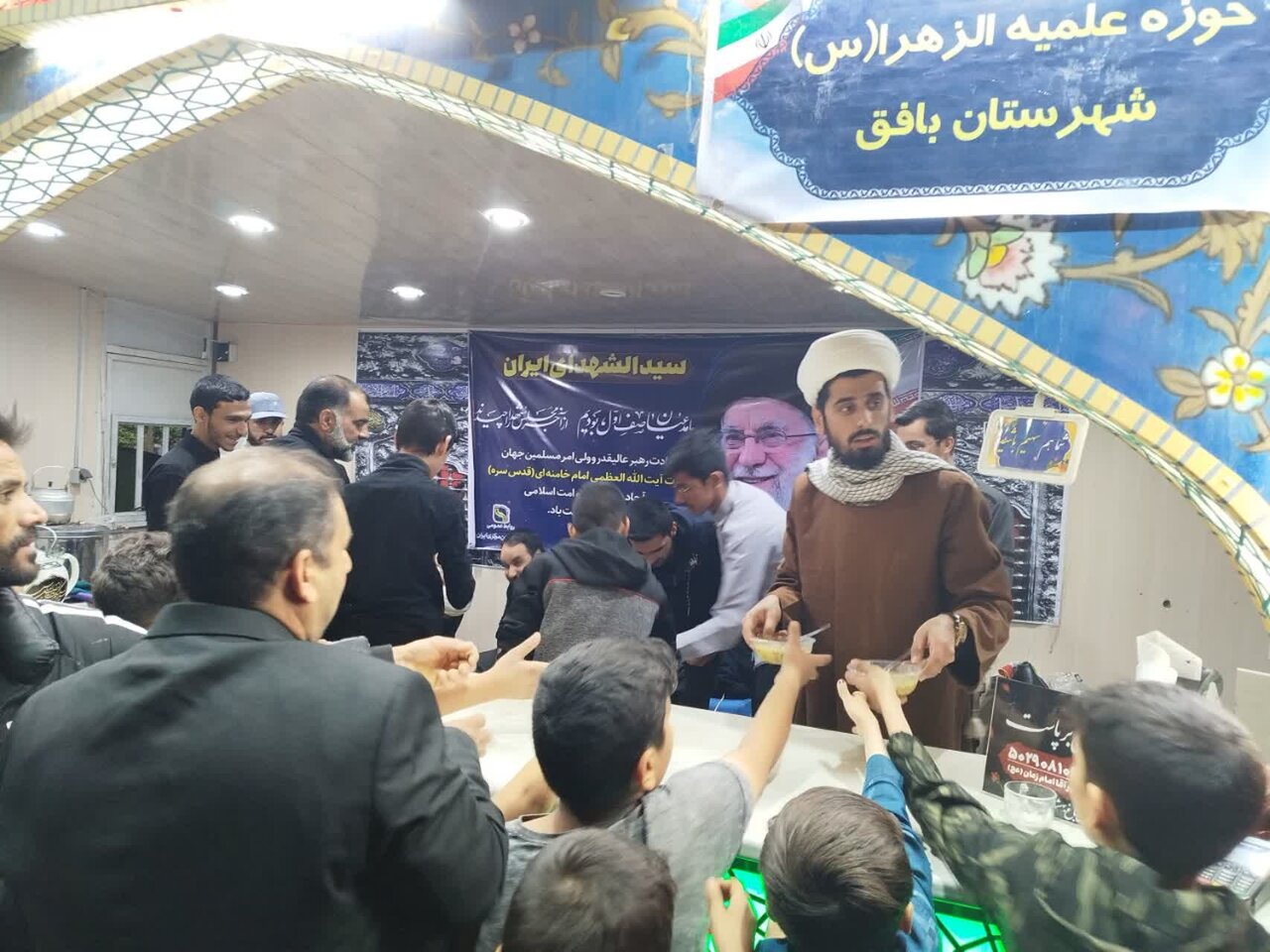 میزبانی جهادی حوزویان بافق از مردم در بیست‌ویكمین شب موکب «رهبر شهیدم»