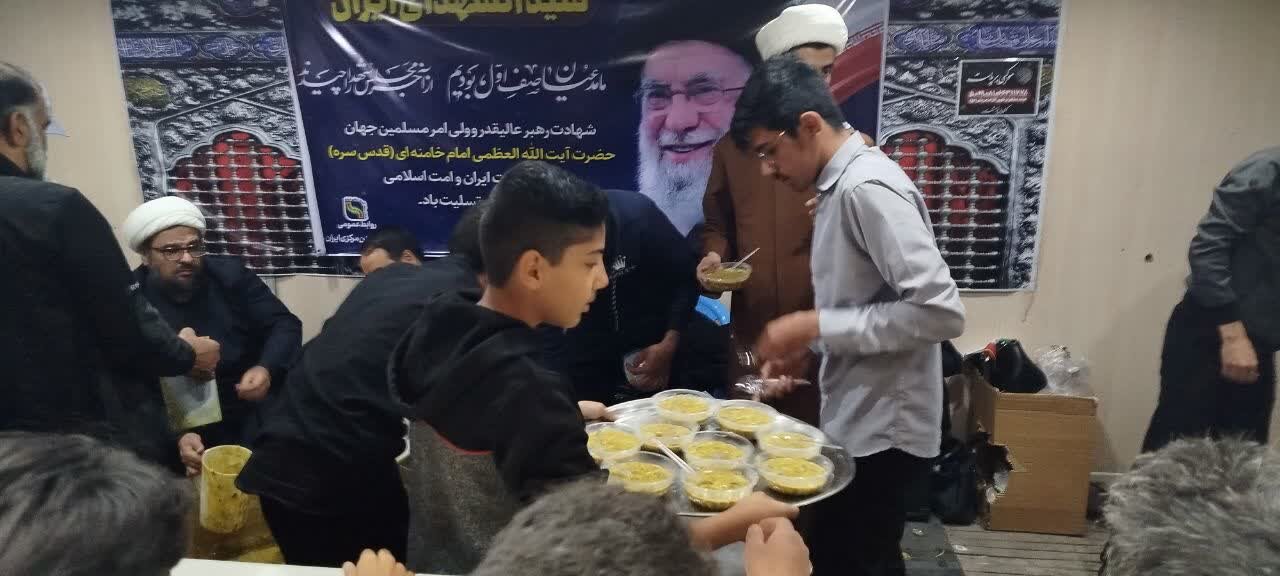 میزبانی جهادی حوزویان بافق از مردم در بیست‌ویكمین شب موکب «رهبر شهیدم»