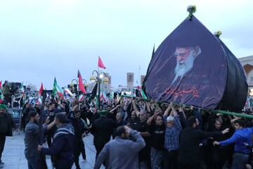 فیلم | نخلبرداری در اجتماع عاشوراییان یزد یادبود چهلم شهادت امام خامنه ای