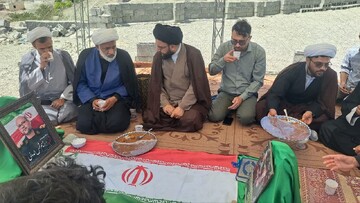 تصاویر/ دیدار مدیر و اساتید  مدرسه علمیه سندرک با خانواده های شهدای جنگ رمضان
