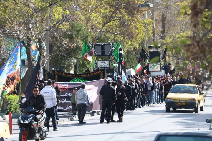 تصاویر/عزاداری هیات های مذهبی شهرستان کارچان در اربعین قائد امت در میدان شهدای اراک