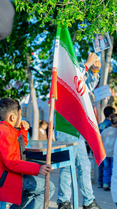 تصاویر/نمایشگاه نمادین بی‌تاب‌میناب به مناسبت چهلم شهدای دانش آموز مدرسه میناب در هلال بن علی