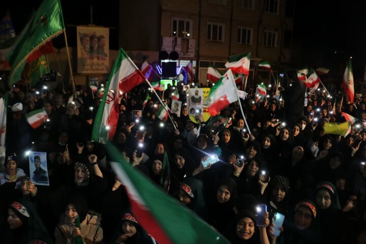 تصاویر/اجتماع شبانه مردم ولایی و انقلابی شهرکارچان در دفاع از ایران و بیعت با رهبر انقلاب