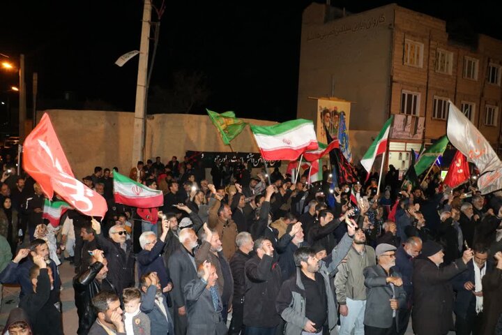 تصاویر/اجتماع شبانه مردم ولایی و انقلابی شهرکارچان در دفاع از ایران و بیعت با رهبر انقلاب